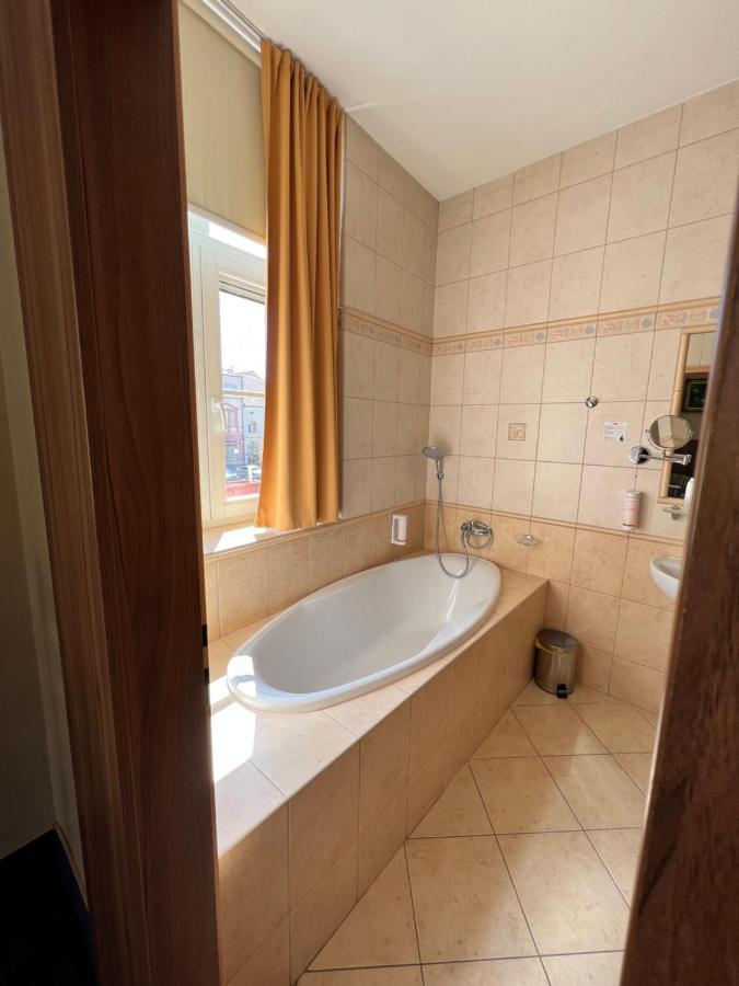 Hotel Maxi Uherské Hradiště Екстериор снимка